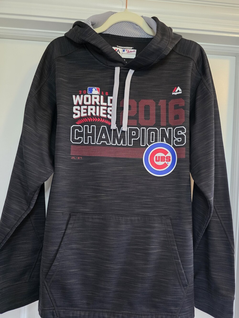 MLB Chicago Cubs 2016 World Series Champions ThermaBase Hoodie – Size M